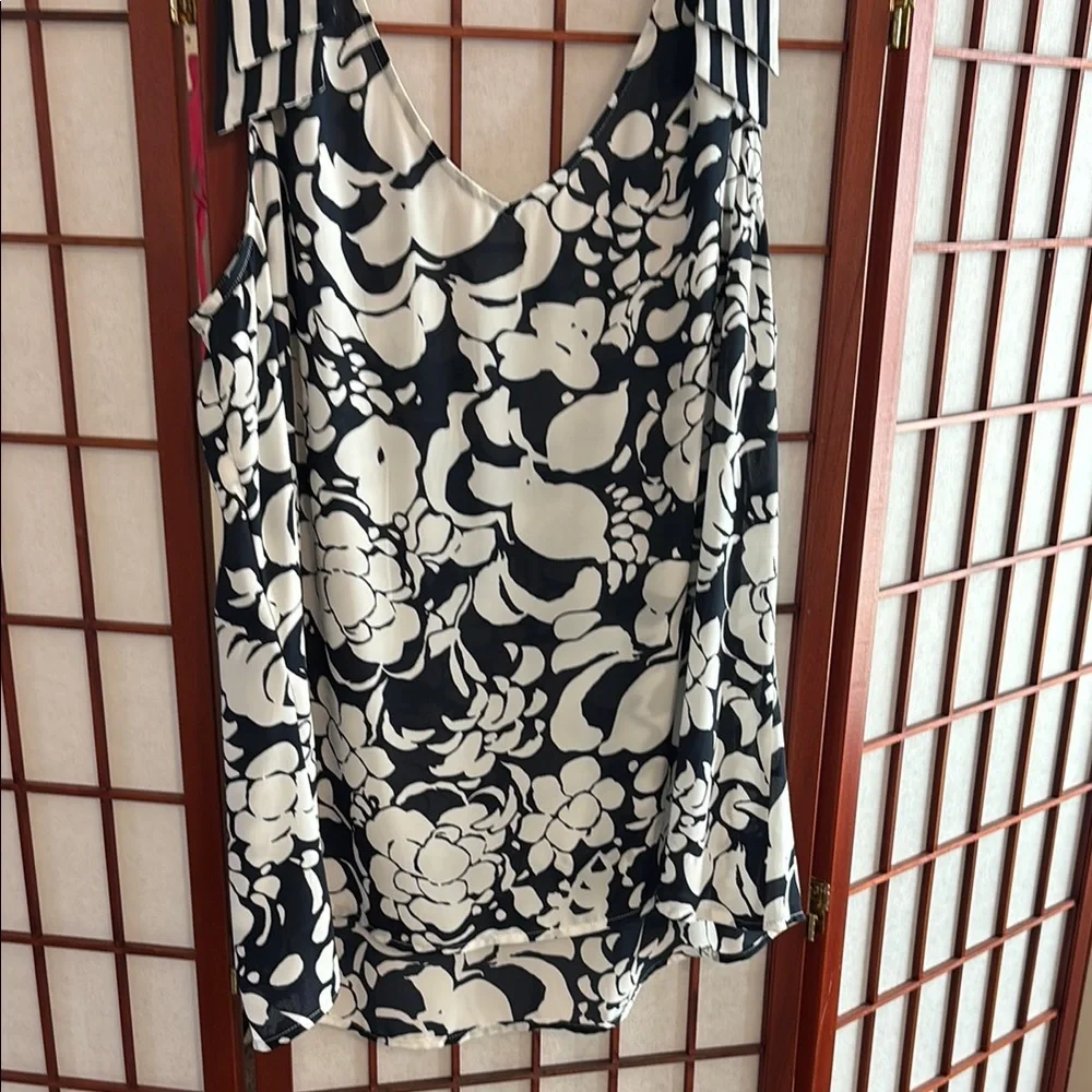 Cabi Floral Navy and White Women's Top with stripe shoulder detail. size XXL - Picture 5 of 8